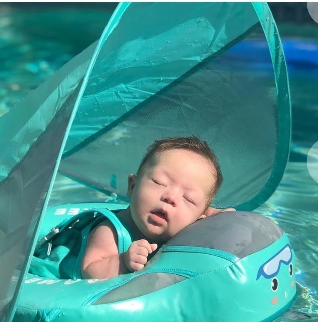 Bouée bébé sécurisée pour piscine – Design ergonomique avec poignées antidérapantes. Idéale pour l’éveil aquatique des tout-petits en toute sécurité.